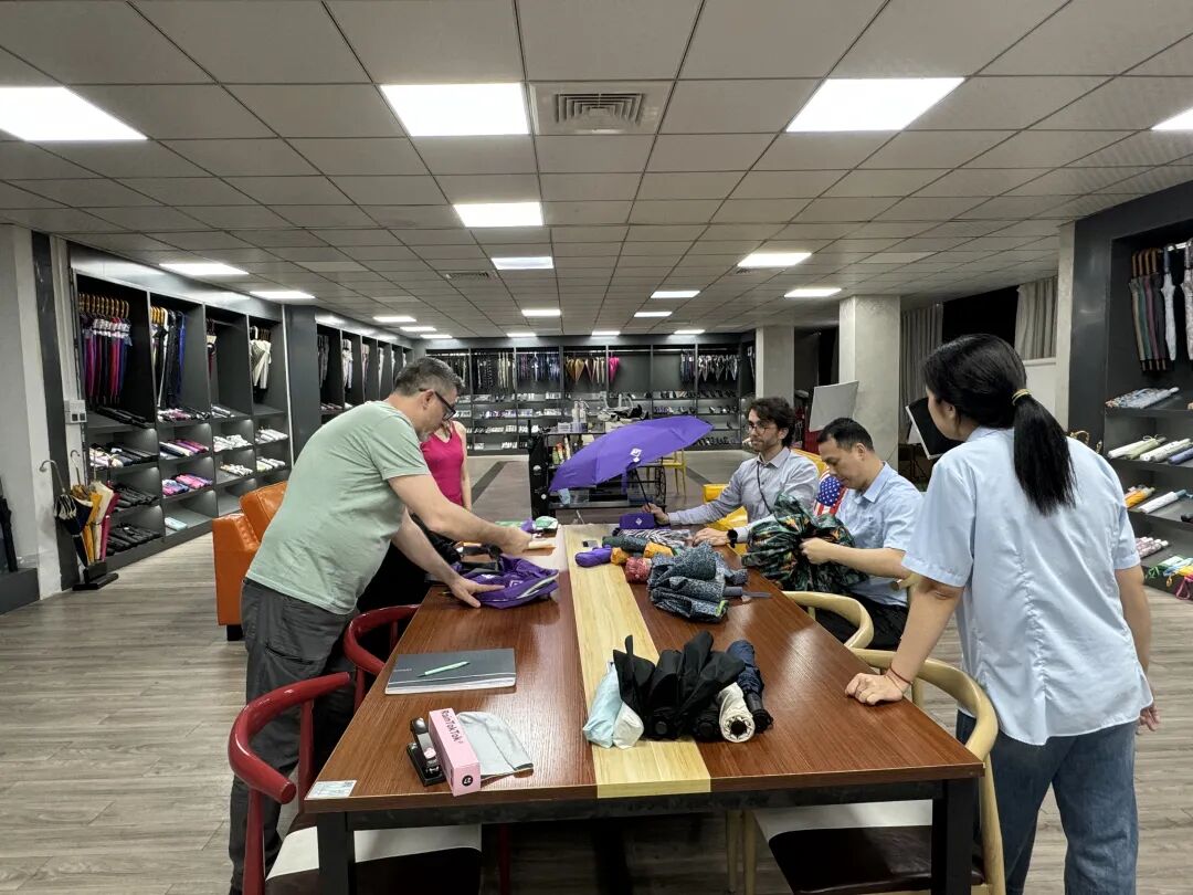 廣交會(huì)結(jié)緣?赴廠深訪｜海外客商走進(jìn)優(yōu)安納傘業(yè)，實(shí)地鑒證硬核實(shí)力