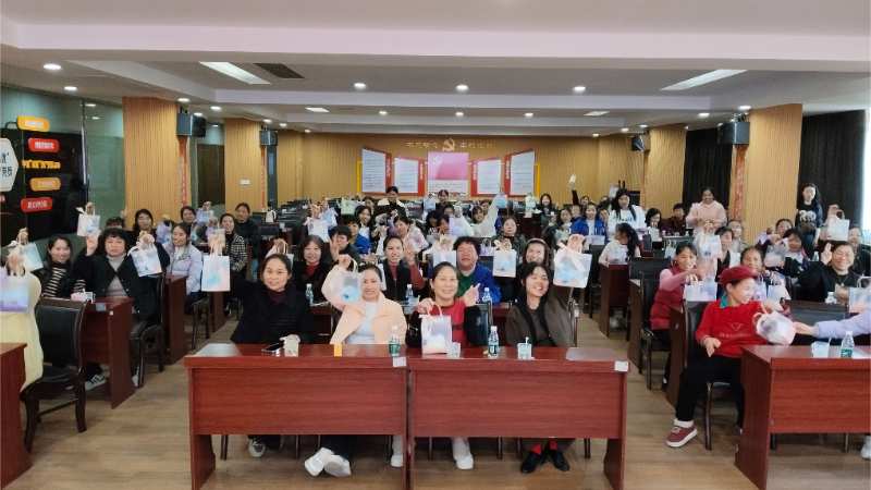 巾幗綻芳華·匠心筑美好｜優(yōu)安納傘業(yè)舉辦“三八”婦女節(jié)主題活動(dòng)